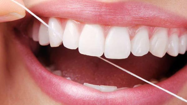 Como usar fio dental nos dentes: produtos e técnicas