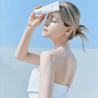 SKIN1004 Madagascar Centella Hyalu-Cica Water-Fit Sun Serum SPF50+ PA++++ 50mL – Proteção & Hidratação