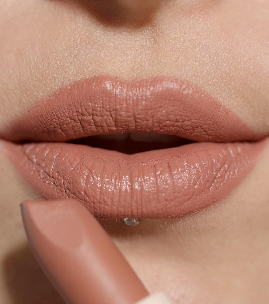 Pintalabios Satin Lip Allure de Makeup Revolution - Chauffeur Nude